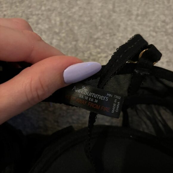 Black lingerie - Picture 4 of 5